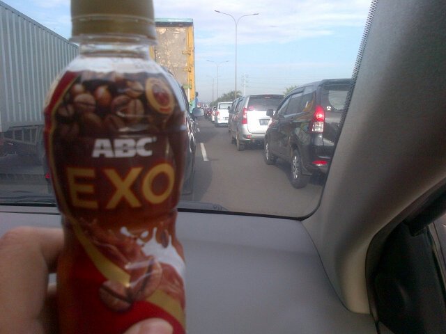 hadisetiaw4n's tweet photo. @kopimantapABC Chocomalt coffee&amp;milk coffee;kondisi tol JORR macet,enaknya sambil minum #ABCEXOcoffee + denger radio https://t.co/gsXLHFLoeX