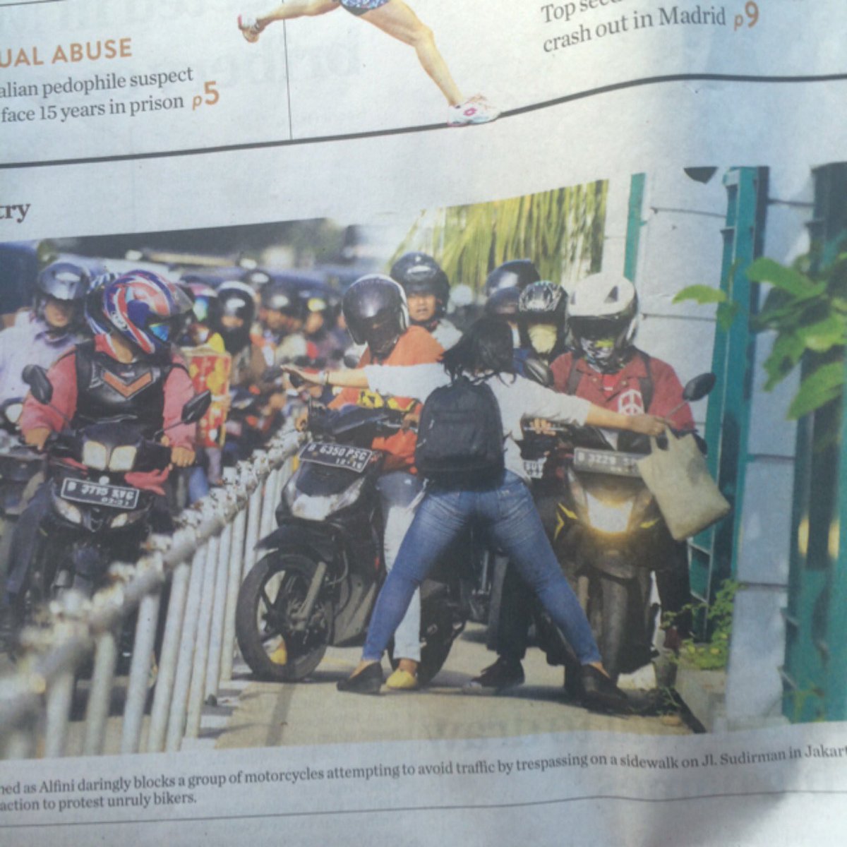 GlennFredly's tweet image. Namnya Alfini penghadang motor yg melanggar hak pejalan kaki..Dia perempuan Waras ibukota..Love u Alfini..