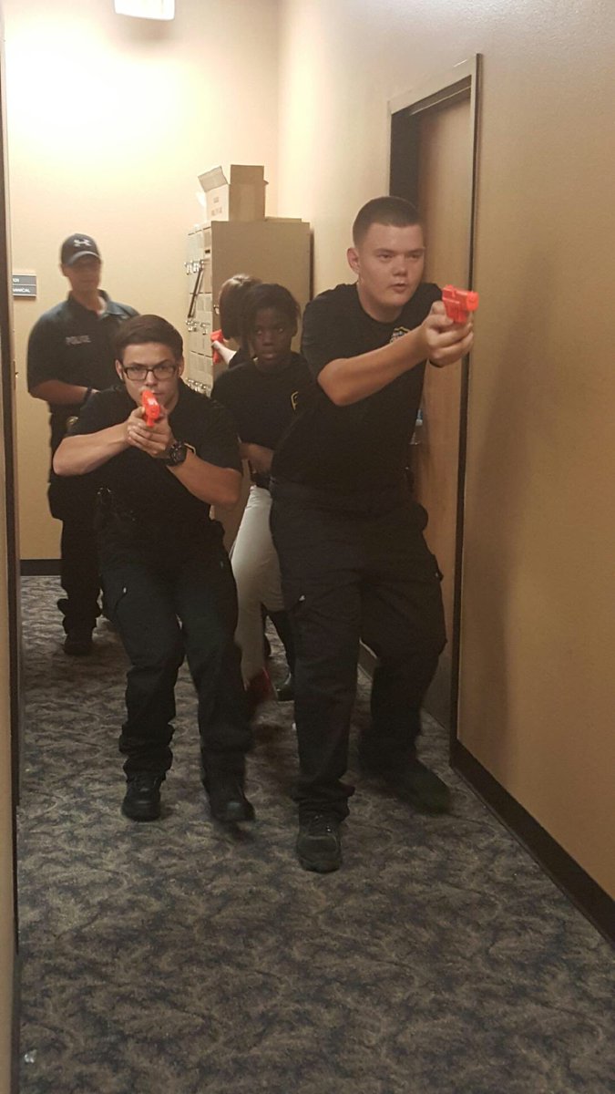 Explorers1103's tweet image. Explorers training on building searches.