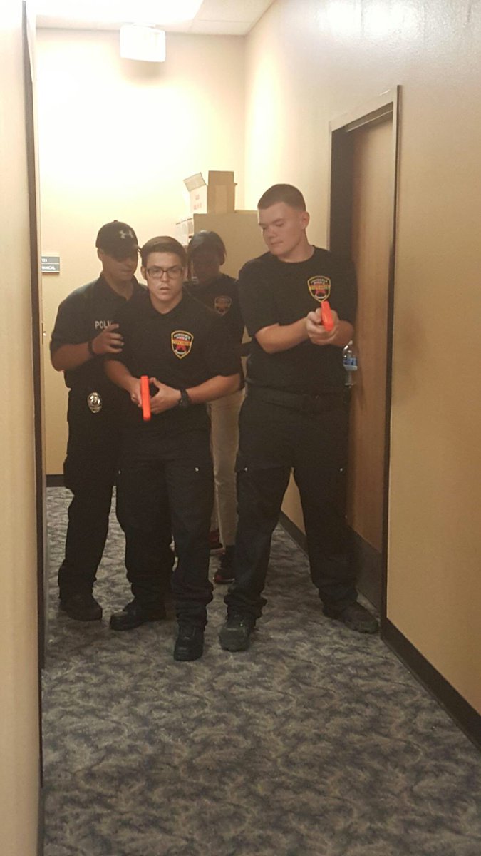 Explorers1103's tweet image. Explorers training on building searches.