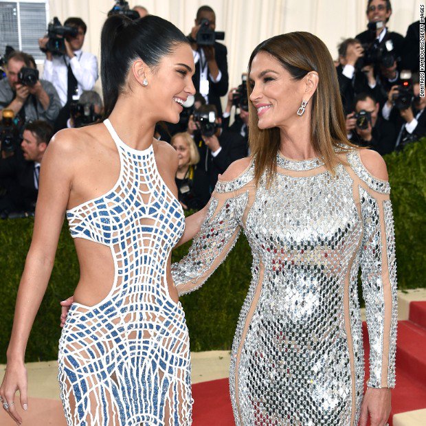 CNN's tweet photo. Photos: On the red carpet at the 2016 #MetGala https://t.co/MVsz78Z3W3 https://t.co/yAdCLsRP0N