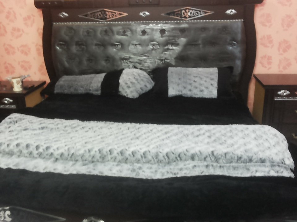 في احد جاد عندي مكان 
احد يجي ينام معي