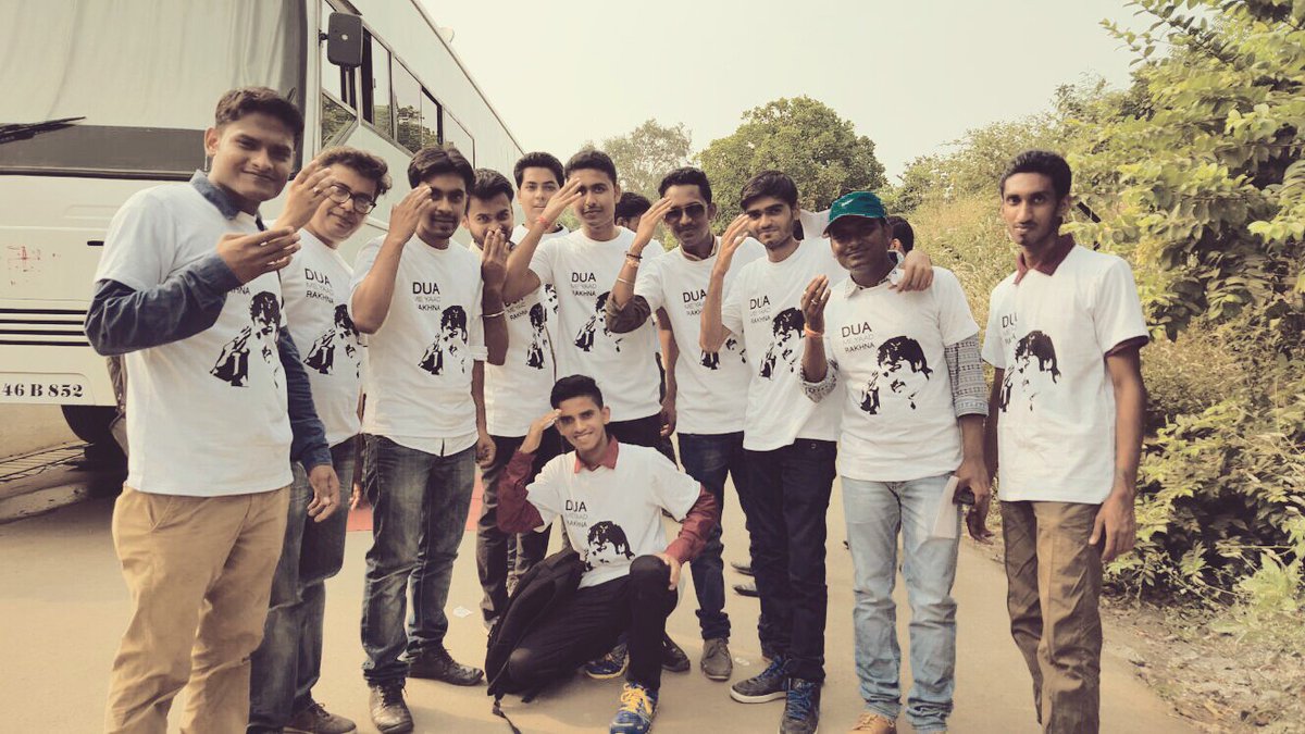 AjayDevgn_MP_Fc's tweet photo. #RefreshMood #Flashback #SuperAdians 
"Dua Mai Yaad Rakhna " 
🙏🕶🌟🌠 https://t.co/Yw25kTOGtN