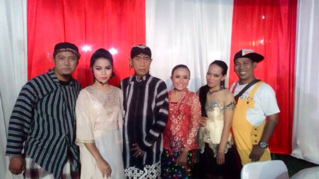 jerryathia88's tweet photo. 30.04.'16

Its SHOW TIME...!!!!!!! 

Still in here #malang  with all artist https://t.co/fvSgHmfu3B
