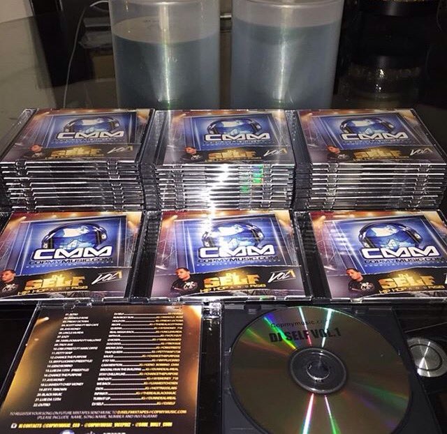 sospaperz's tweet photo. @Copmymusic @DeliDaKidd
@ihawkdezzell @bugsygrams @st_Ray 🙌🏼💯 #djself_Hosted mixtape vol1 now ! #spreadthaword https://t.co/n9hJ4o8iJZ