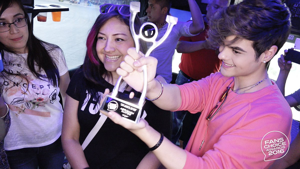 fchamx's tweet photo. @AbrahamMateoMus recibió el @fchamx dentro del #PartyBus977 con @soyrosalet gracias @Soy977 https://t.co/wWwsHx6QD9 https://t.co/AhbuNQ9wfr