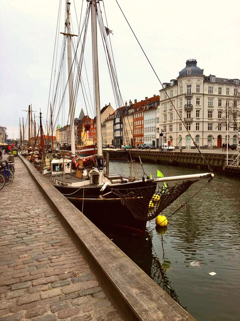 AnneMarieHolze's tweet photo. #Kopenhagen: gesundes Essen, #streetfoodviertel, hohe Türme, schöne Häuser, Parks, autonomes Viertel #Christiania https://t.co/TixL8Zxd1G