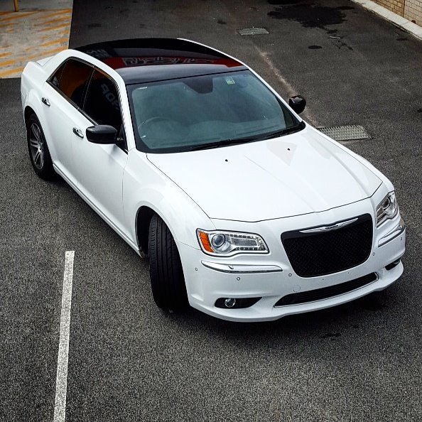 Neto_Graphics's tweet image. Chrysler 300c roof and side mirrors vinyl wrapped gloss black #vinylwrap