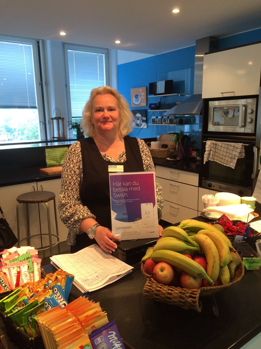 CISkalmar's tweet photo. Härliga Anette hälsar godmorgon och berättar att eleverna nu kan betala med Swish i vårt fina fik. https://t.co/YQJkSviFG2