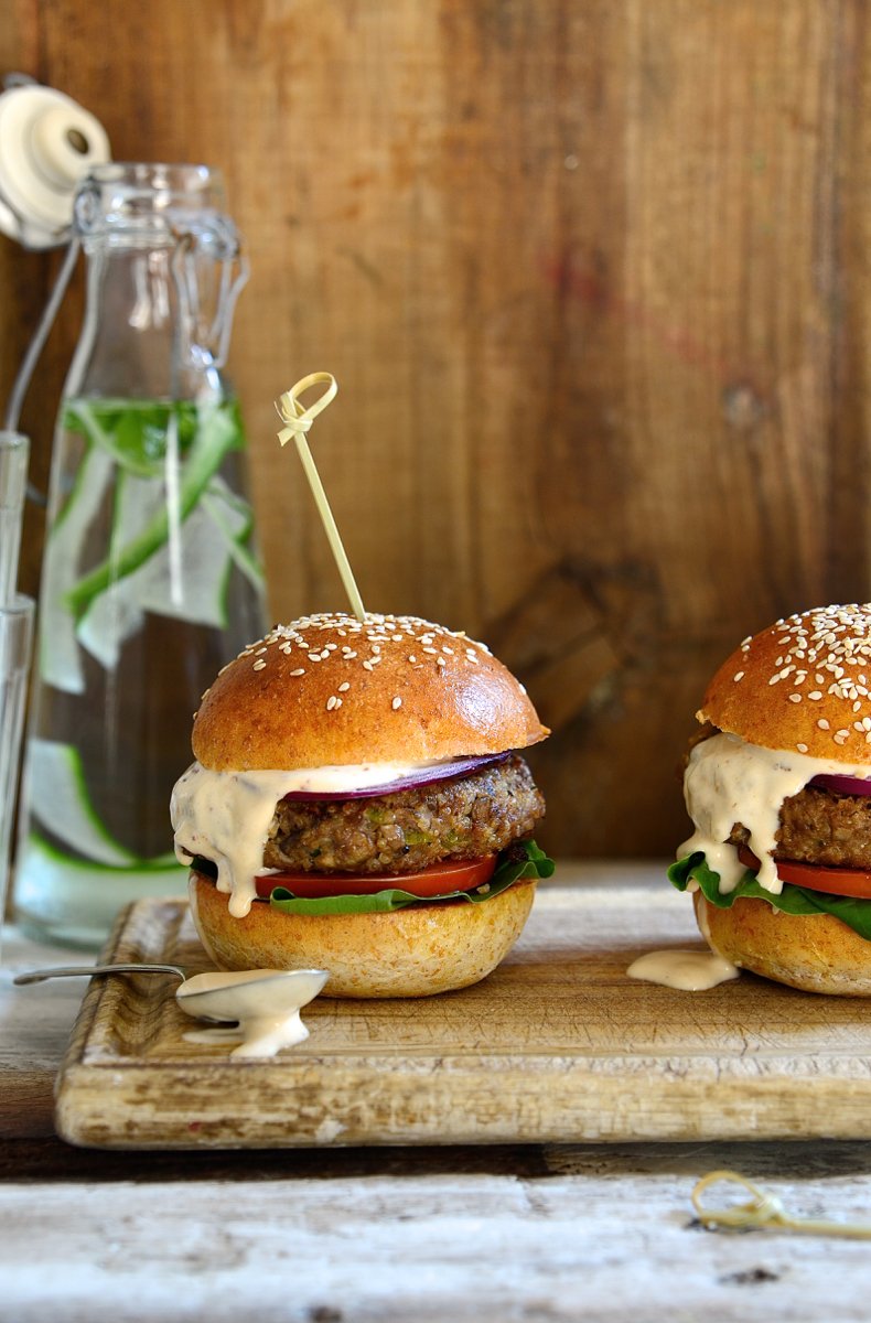 Bibbyskitchen's tweet photo. Superfood burgers? Oh yeah! Beef burgers with @FreshMushrooms & quinoa https://t.co/KgeivJ35Vg #jointheblendtrend https://t.co/VIMIwfwMPO