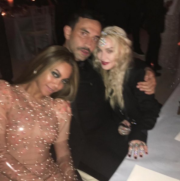 😂😂😂'No I'm not Becky with the good hair!' - #Madonna, #Beyonce and #RicardoTisci at #metball2016