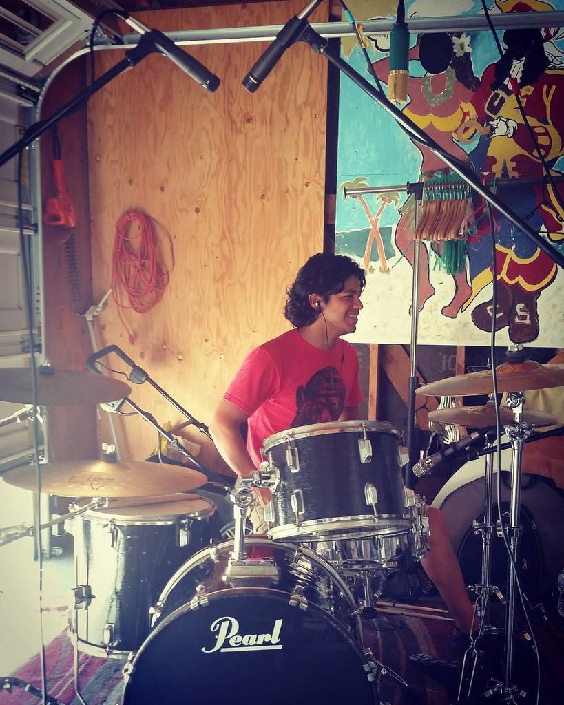TheFullSuns's tweet photo. Mics in garages. #recording #sistersgarage #mics #track #demo #whatwecanafford #justforfun #drums #tryingthingsout β¦ https://t.co/9UGExpXdyI