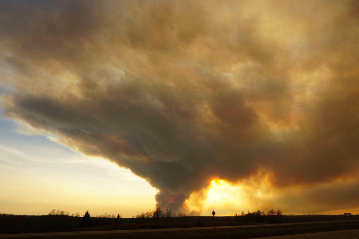 michaeljplouffe's tweet photo. Fort McMurray area fire at 8pm on Monday May 2, 2016 #ymm #abwildfire https://t.co/ycfJgU4P5N