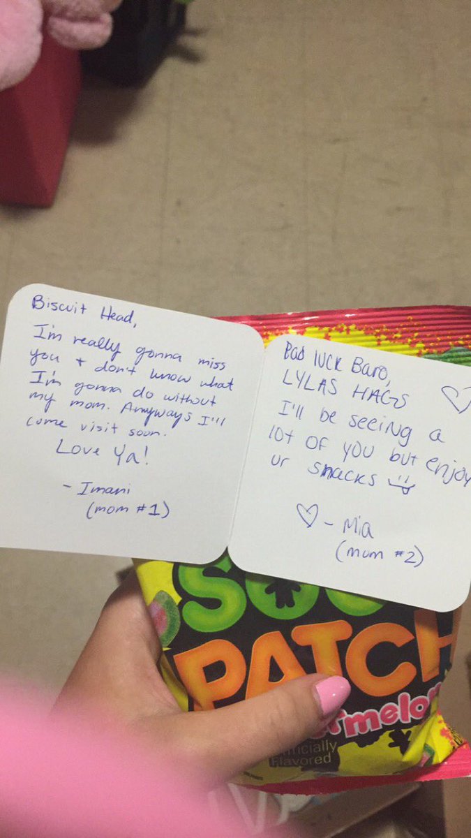 KarlyVarbaro's tweet photo. I love my roommates @_imaanii_ @MiaFargione https://t.co/fmkz3tJFN4