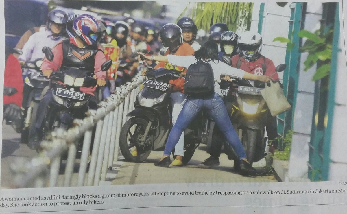 b2wJuliusCaesar's tweet image. Sampai kapan hal spt ini harus terjadi? Sadar yuk!! @trotoarian @B2WIndonesia @TMCPoldaMetro @SatpolPP_Prov