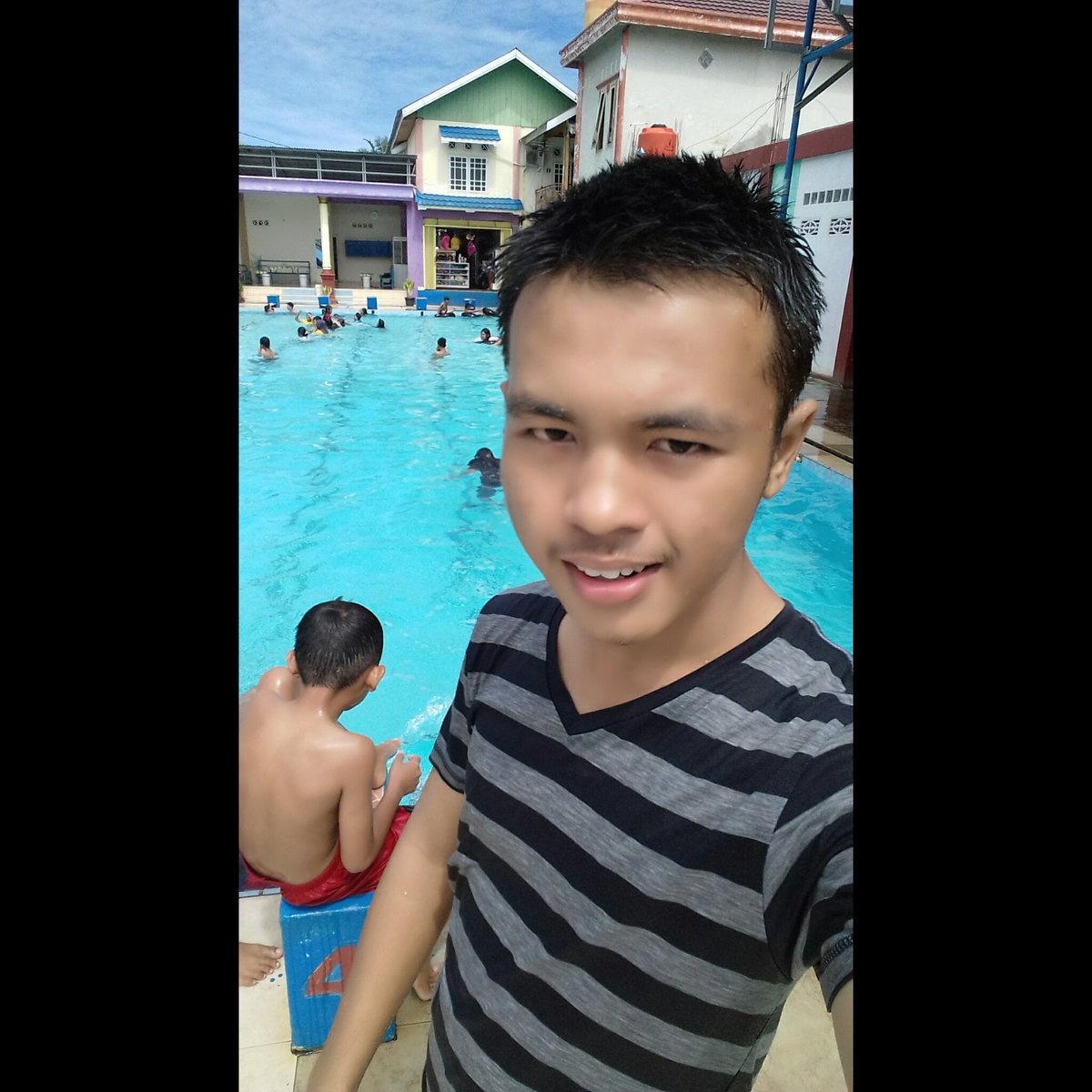 Rahmadhiddayatt's tweet photo. Swimming pool https://t.co/d0xoY0IMEb