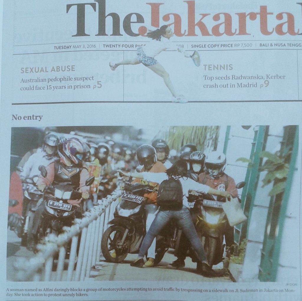 nicohans's tweet image. @trotoarian alfini daringly blocks motorcycles attempting to avoid traffic by trespassing on jl Sudirman sidewalk