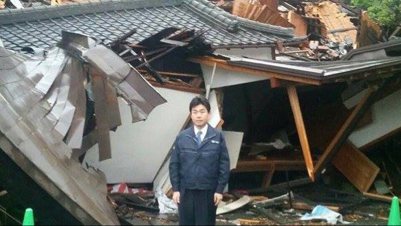 nori405's tweet photo. 民進党の山井氏は国会議員でありながら倒壊家屋の前で記念撮影です。
被災者の方が「被災した者でなかったら分からないんでしょうね」と怒りをぶちまけた。
 #tvasahi https://t.co/hZOu6LrZ59