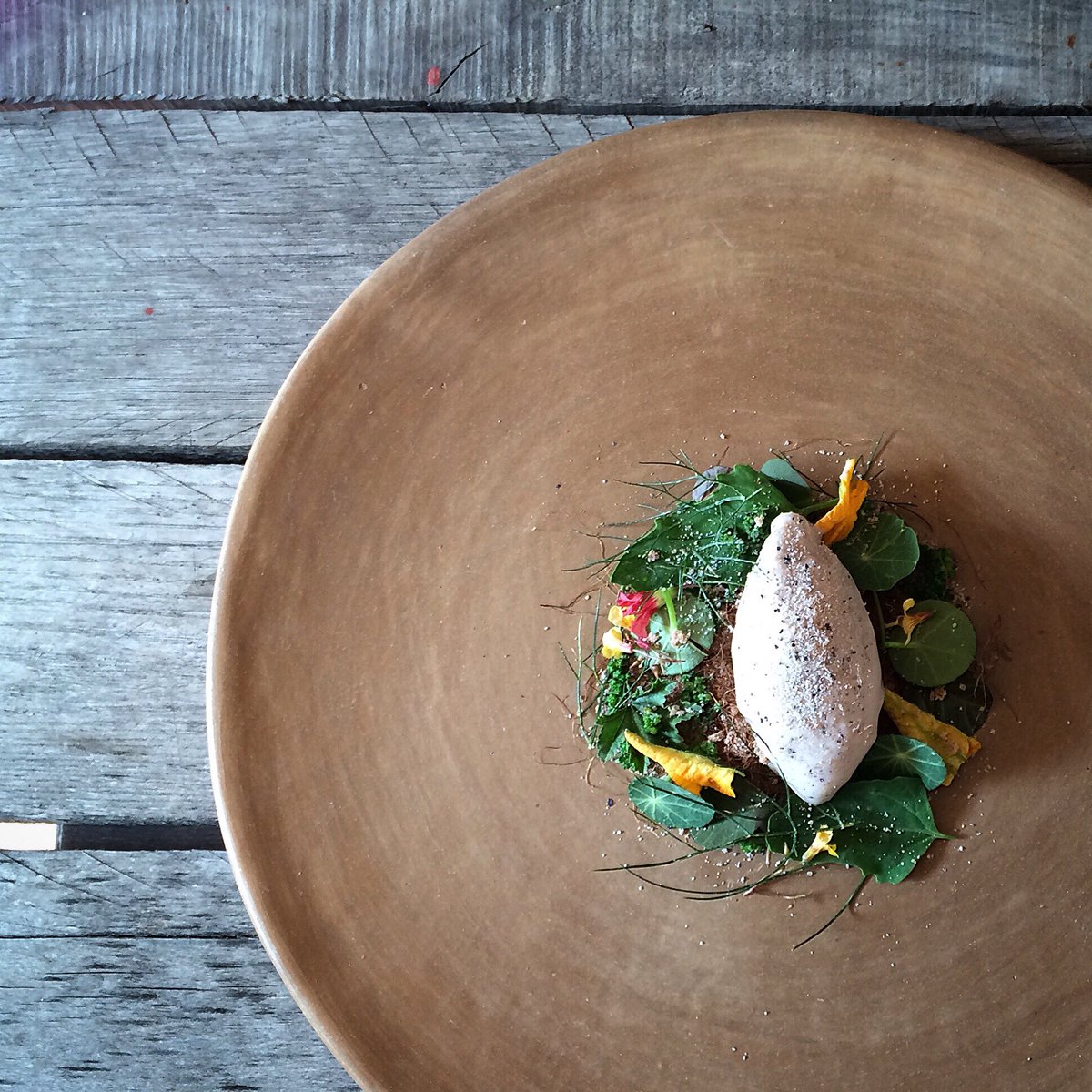 maizal_cocina's tweet photo. Postre la milpa : helado de maíz azul,hiervas del campo (quelites ) polvo de frijol, flor de calabaza, jugo de Maíz https://t.co/ruQPQZ1JRp