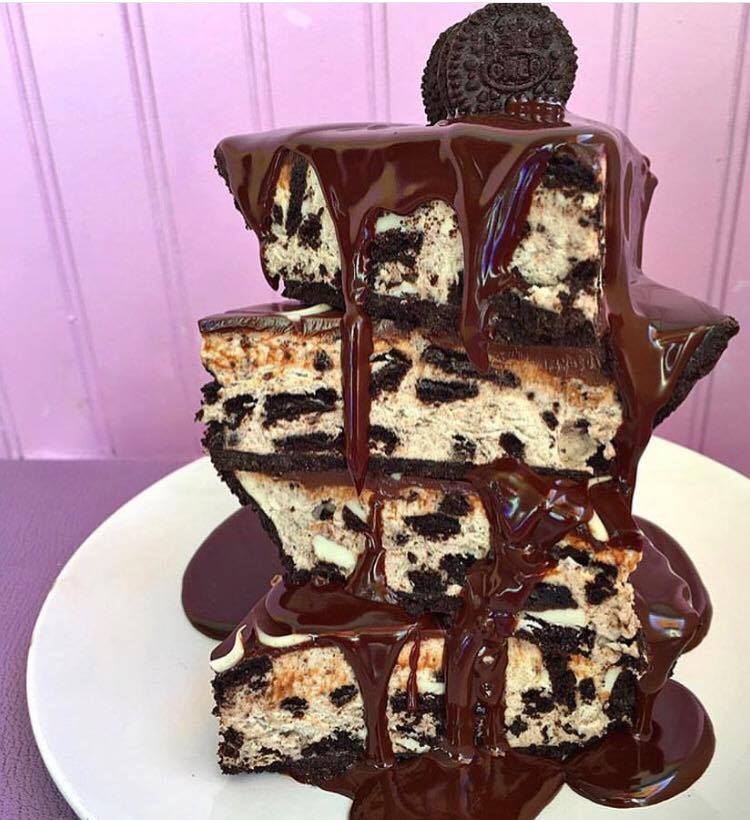 Thumbs Up: Now this is what we call an awesome wedding cake! #weddingcake #oreo #wow