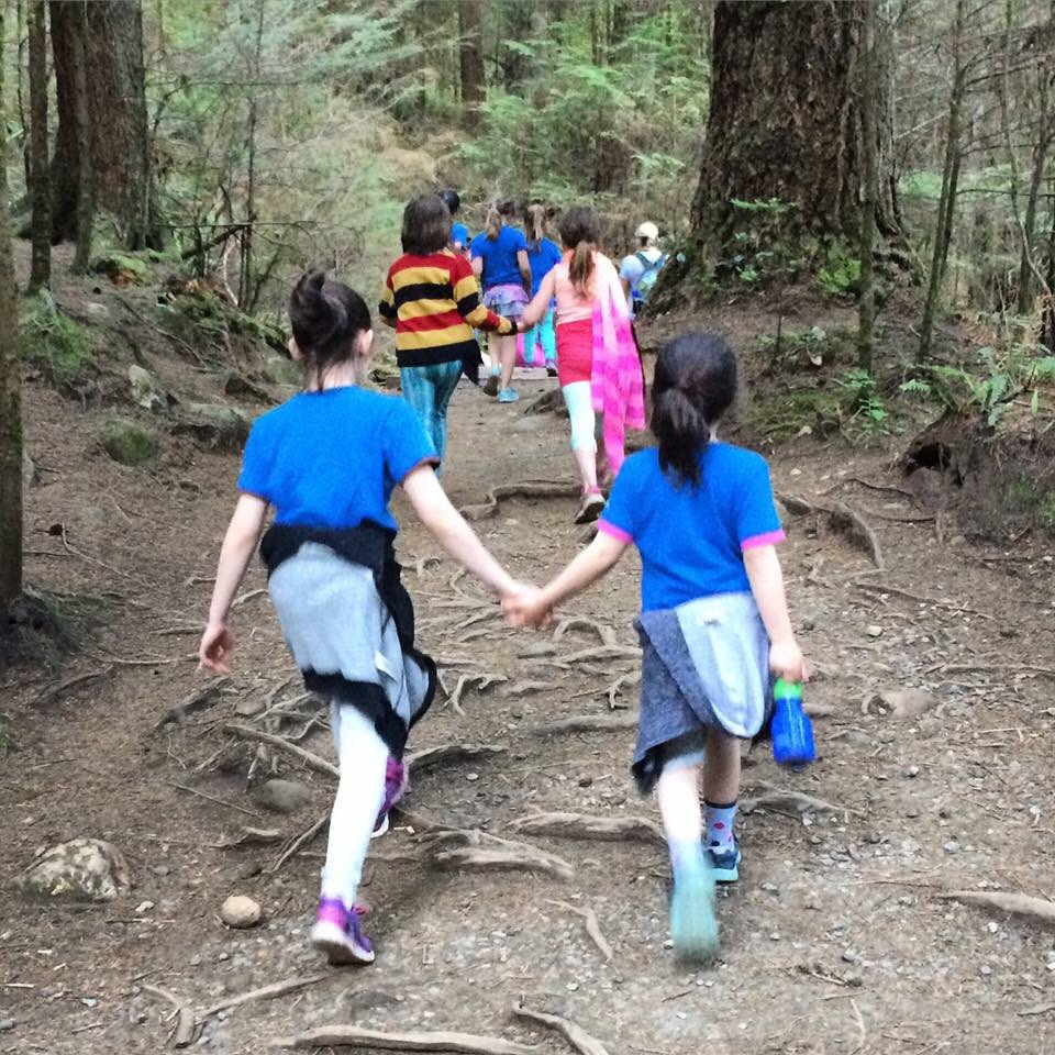 LVDistrict's tweet photo. 41st Brownies and 1st crown sparks spending an evening together in our local forest #bridging @girlguidesofcan https://t.co/hWsW9DGHED