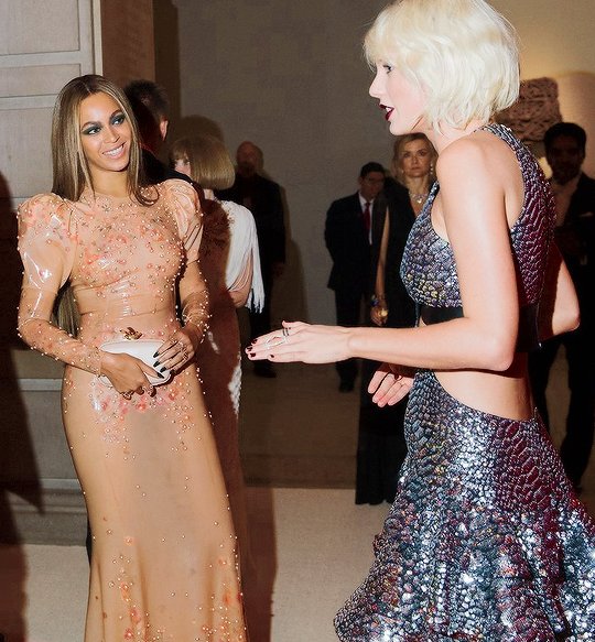 tayhipstahs's tweet image. find a guy that looks at you the way beyonce looks at taylor