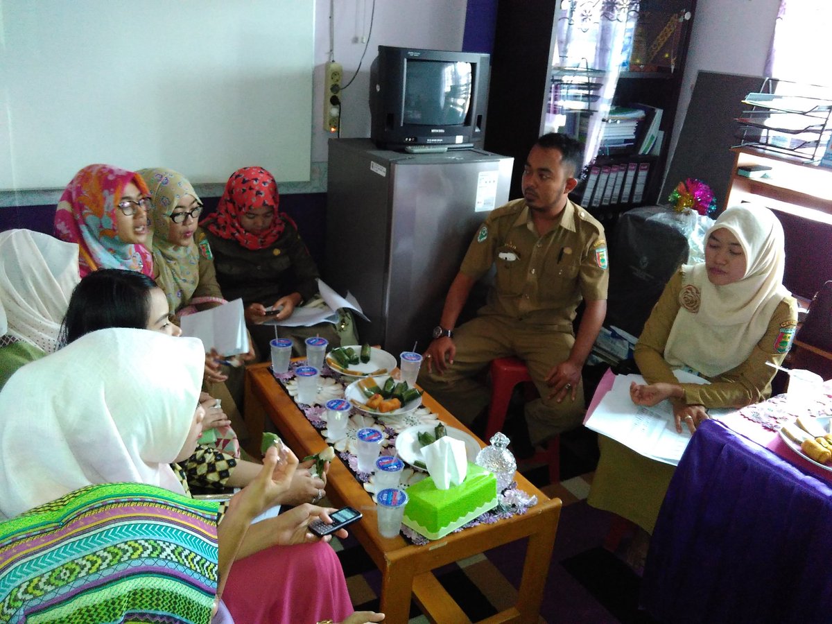 pkmbernung's tweet photo. Pertemuan rutin bersama bidan desa UPT puskesmas bernung dipimpin langsung oleh Ka UPT drg ida farida,M.Kes. https://t.co/CcoPjyw1vk