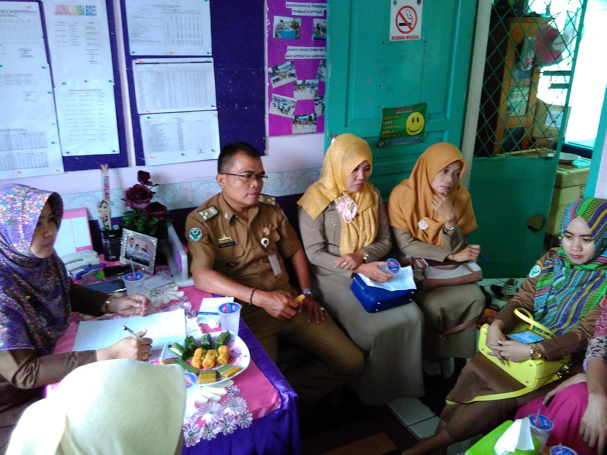 pkmbernung's tweet photo. Pertemuan rutin bersama bidan desa UPT puskesmas bernung dipimpin langsung oleh Ka UPT drg ida farida,M.Kes. https://t.co/CcoPjyw1vk