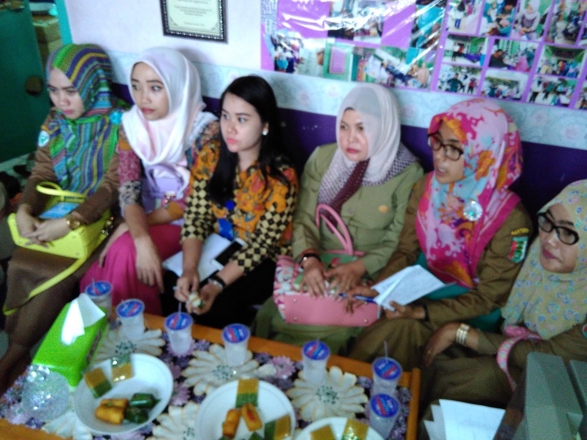 pkmbernung's tweet photo. Pertemuan rutin bersama bidan desa UPT puskesmas bernung dipimpin langsung oleh Ka UPT drg ida farida,M.Kes. https://t.co/CcoPjyw1vk