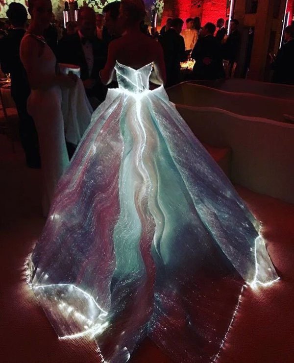 NewsMasterApp's tweet photo. #ClaireDanes Dressing up with a flowing galaxy! Wanna know more amazing dresses? https://t.co/aWi6TnOwpT https://t.co/qQw3bzJDSA