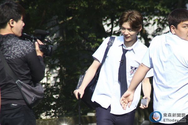 deerestluhanph's tweet photo. 160502 ETtoday Update #LuHanGoToSchool https://t.co/RY5r8YWoMO