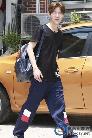 deerestluhanph's tweet photo. 160502 ETtoday Update #LuHanGoToSchool https://t.co/AafbePNAiP