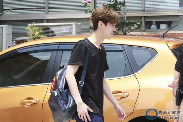 deerestluhanph's tweet photo. 160502 ETtoday Update #LuHanGoToSchool https://t.co/AafbePNAiP