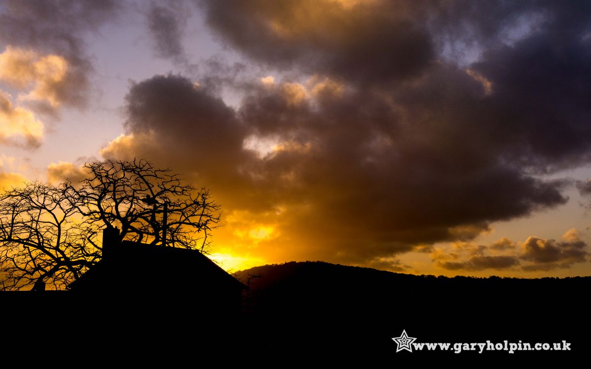 Today's photo is last night's golden #sunset from my #Devon sofa
<a href="/DevonLife/">Devon Life</a> <a href="/Devon_Hour/">#DevonHour</a> <a href="/WMNPictures/">WMN Pictures</a>