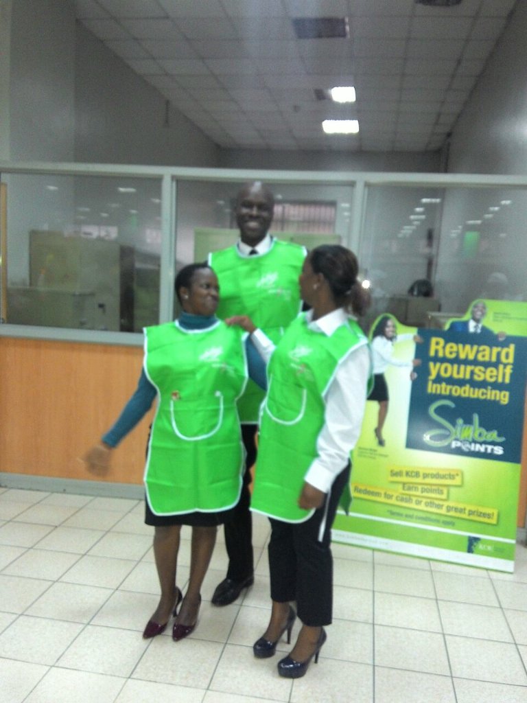 andirangu234's tweet photo. @KCBGroup #KCBGOAHEAD who needs a hair doo and a cop to protect you while your at it? https://t.co/r9LTl2KezH