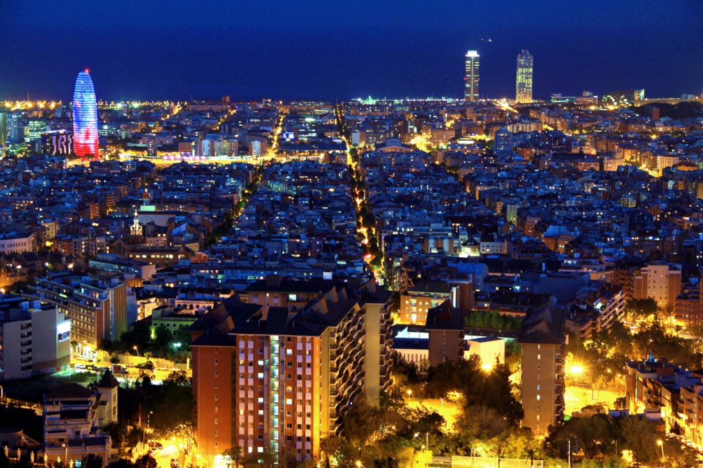 Cae la noche en la ciudad. Barcelona duerme 😴💤💤