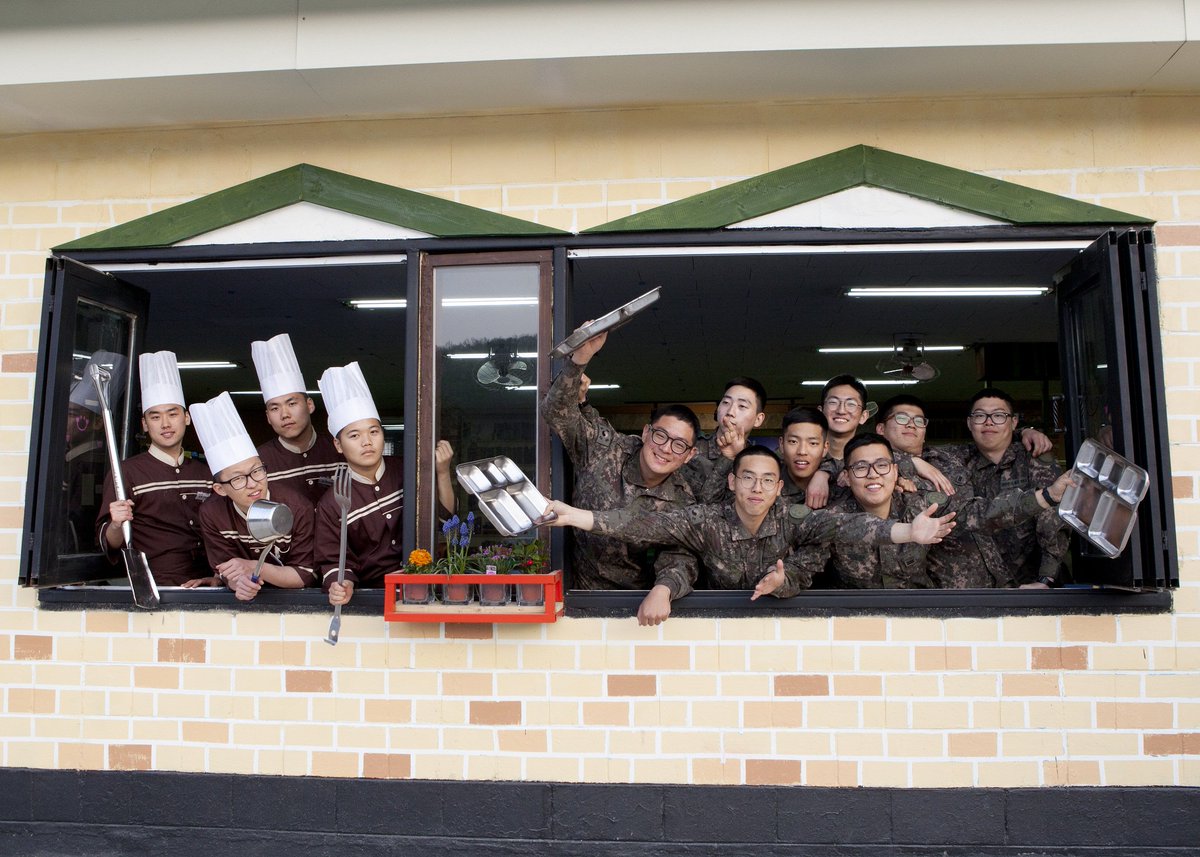 ROK_Army's tweet photo. 식당은 단순히 밥을 먹는 곳이 아니다!
깔끔한 벽돌 외벽, 탁 트이는 접이십 창문, 
무대와 빔 설치로 공연장, 영화관 역할까지.
문화를 만끽하며 '행복'을 먹는 곳,
바로 28사단 통일대대 태백식당입니다! https://t.co/464UpIvWIK
