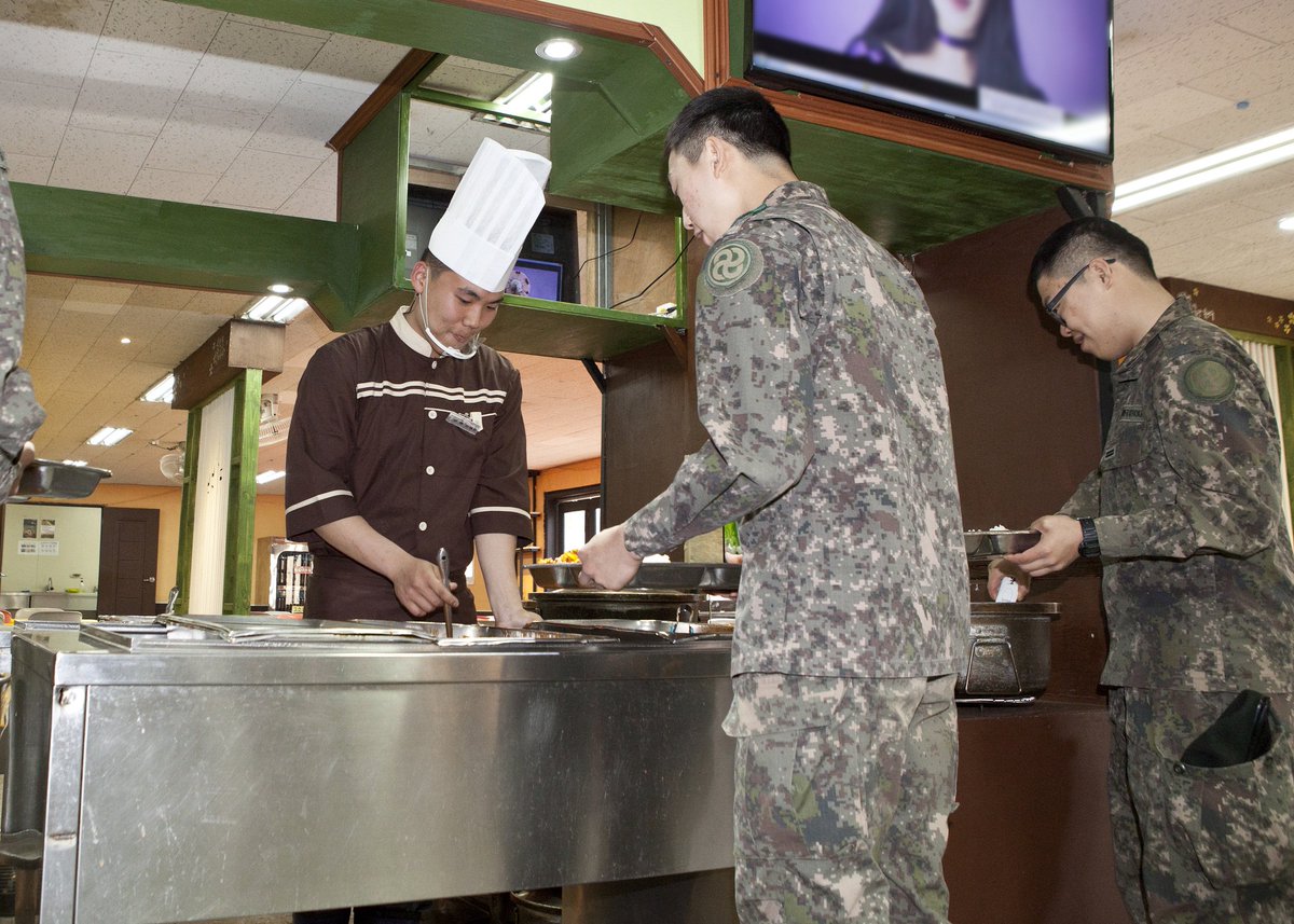 ROK_Army's tweet photo. 식당은 단순히 밥을 먹는 곳이 아니다!
깔끔한 벽돌 외벽, 탁 트이는 접이십 창문, 
무대와 빔 설치로 공연장, 영화관 역할까지.
문화를 만끽하며 '행복'을 먹는 곳,
바로 28사단 통일대대 태백식당입니다! https://t.co/464UpIvWIK