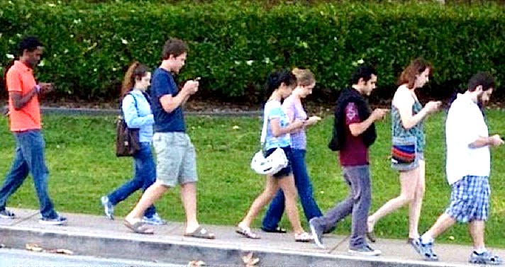 David_Lajarge's tweet photo. Les piétons accro à leur smartphone tout en marchant ont désormais leur nom : les "smombies" (smartphone + zombie) ! https://t.co/gf95z1igqm
