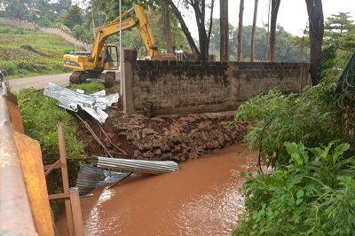 NemaKenya's tweet image. NEMA demolishes a Wall inThigiri River off Thigiri ridge in Nairobi built on a riparian reserve