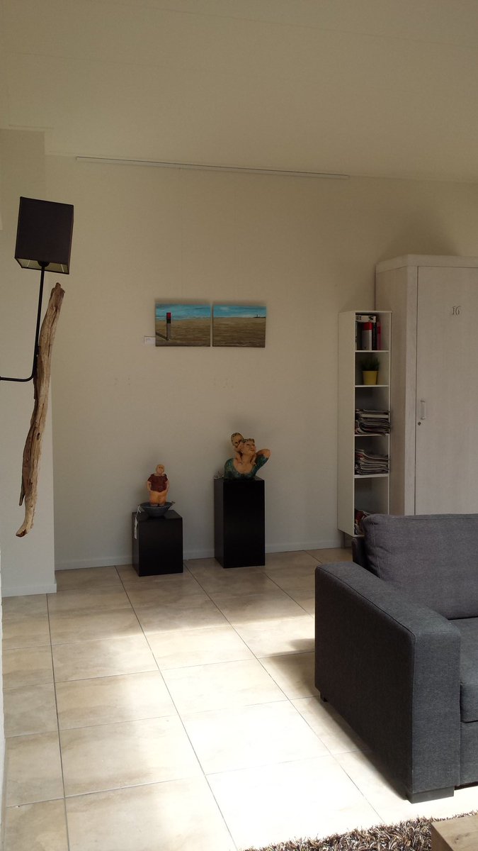 EstherToxopeus's tweet photo. Expositie is ingericht in het Strandresort op Schiermonnikoog! De eerste kijkers zijn al geweest! #leukereacties https://t.co/0eC2Q5Sag7