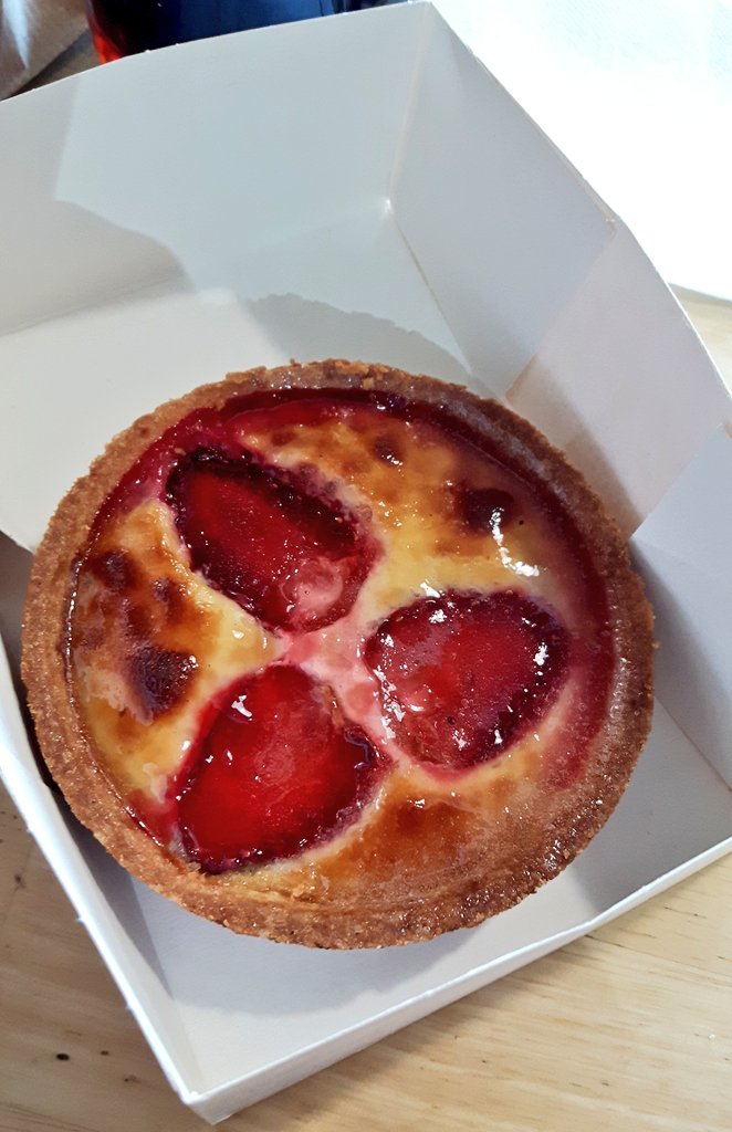 tyrower's tweet photo. No #RaspberryClafoutis aujourd'hui 😨 I'll have to make do with #StrawberryPi 🍓#RamèneTaFraise ! =o) https://t.co/UJO9hhAbK6