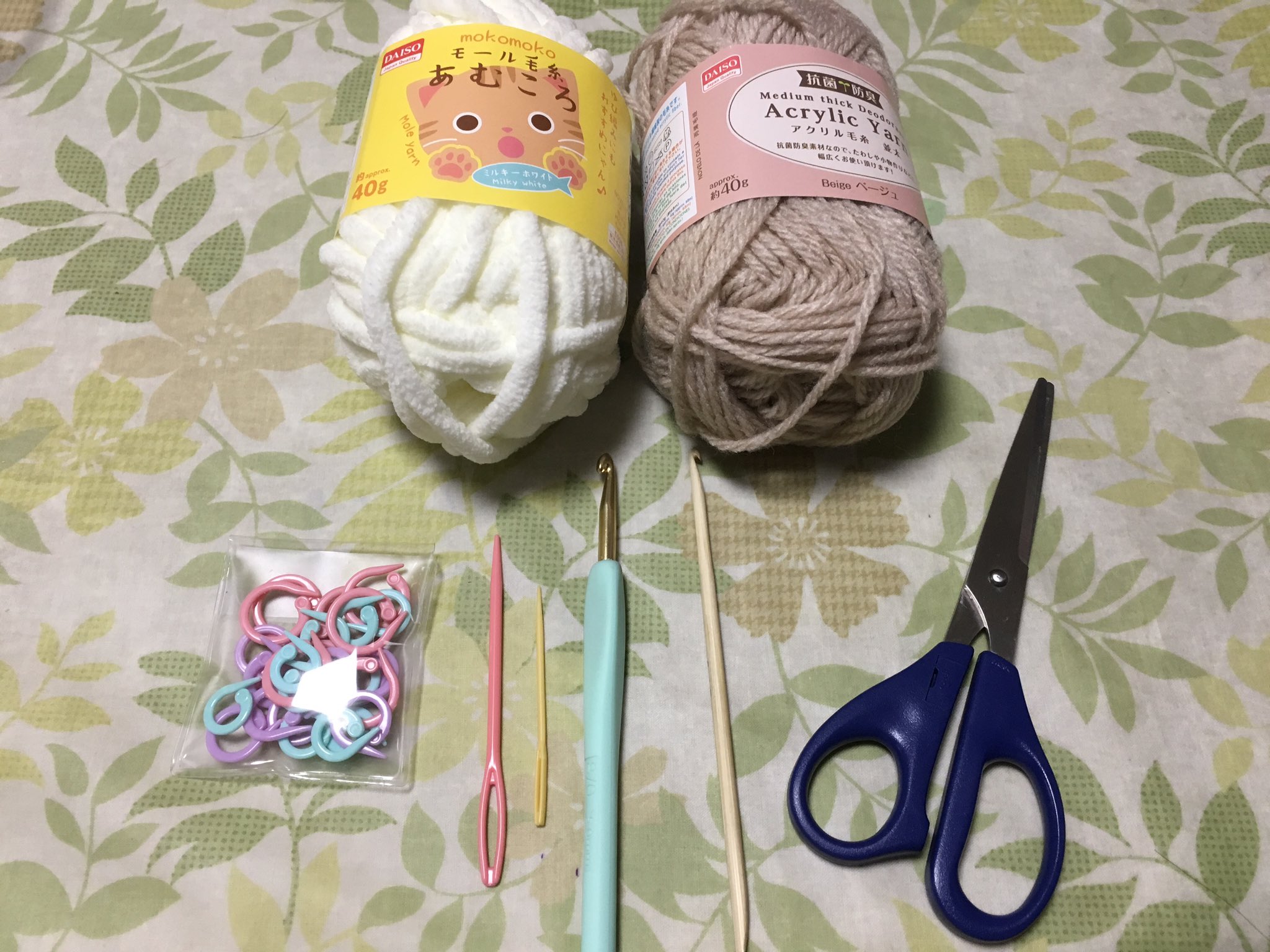 ヒモジ 初心者が初心者のために教えようと思った おまんじゅう着ぐるみ羊さん の作り方 準備するもの 全てダイソー あむころ 角用の毛糸 編み目の目印のフック 名前忘れた 毛糸用の針 大小 8 0と5 0 画像は5 7 のかぎ針 はさみ ヒモジ 初心者が初心者のために教えようと思った おまんじゅう着ぐるみ羊さん の作り方 準備するもの 全てダイソー あむころ 角用の毛糸 編み目の目印のフック 名前忘れた 毛糸用の針 大小 8 0と5 0 画像は5 7 のかぎ針 はさみ