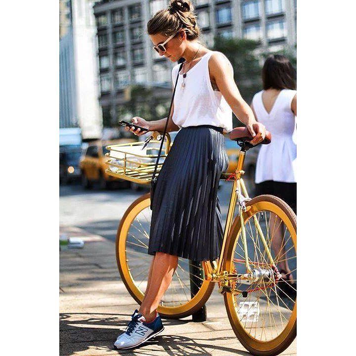 ModaEnBici's tweet photo. Desde #Instagram Decimos sí a la falda con zapatillas! 🙌🏼 #bike #bicicleta #moda #fashion #skirt #trainers #modaenb… https://t.co/Fob2uyXPxL