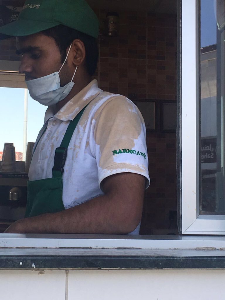 #الإساءة_الى_موظف_بارنيز 
اشتهرت هاليومين حادثة قذف شباب لعامل مقهى بارنيز بالقهوة بحجة أنها سيئة !! 
أضف تعليقك 👇🏾