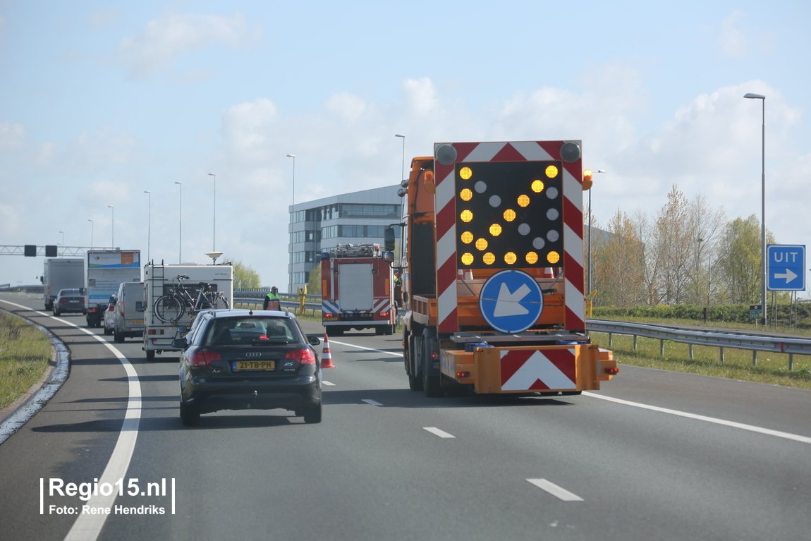 regio15's tweet photo. Verkeersstremming op de #A4 -> #Amsterdam bij #Leiden na melding autobrand. https://t.co/Afmt9RwuFl