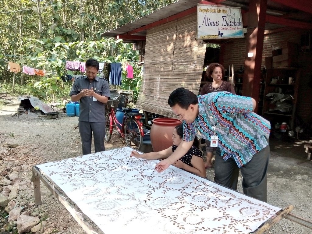 info_Blora's tweet photo. Wabup @SahabatRohman meninjau perajin batik Blora @BloraBatik yg sedang mengerjakan pesanan Gub @ganjarpranowo https://t.co/mRVv3pecai