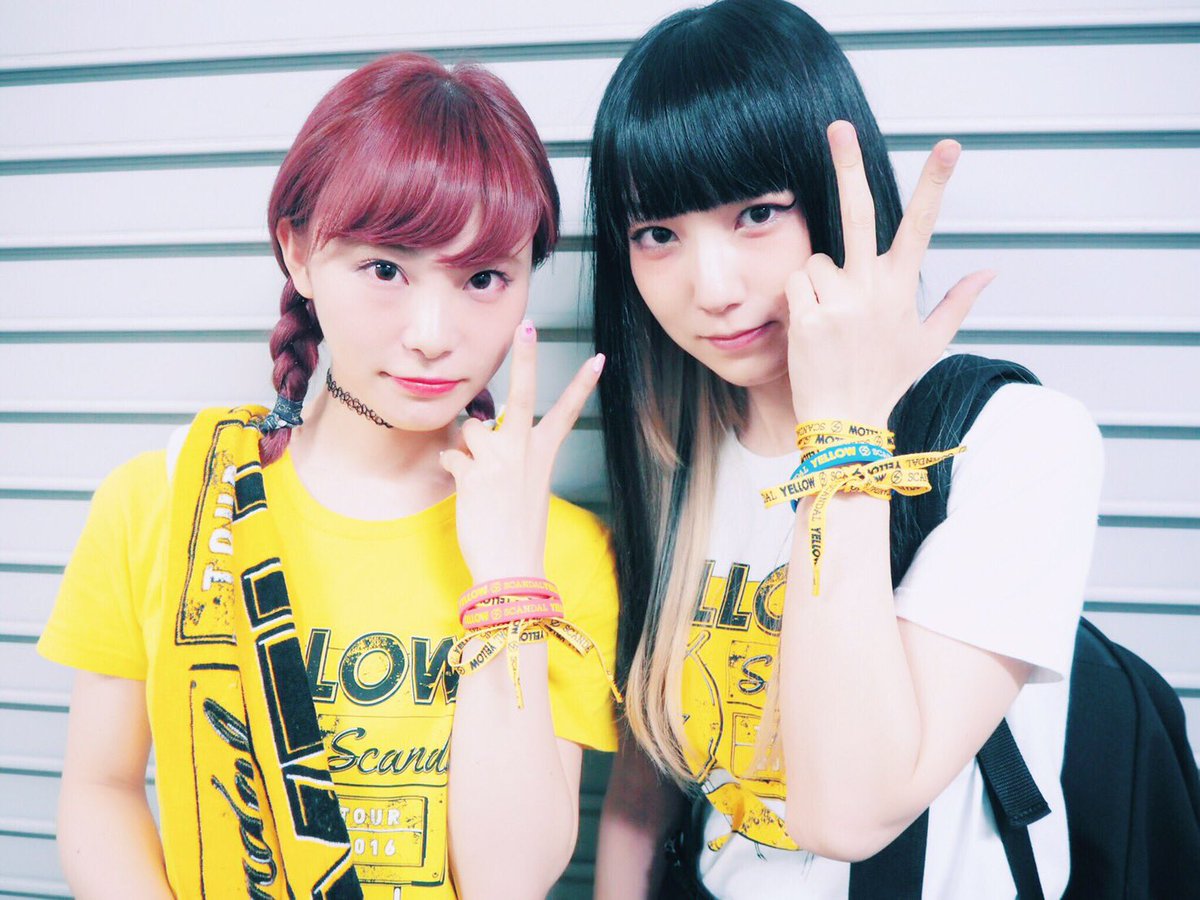 scandal_band's tweet photo. 【GOODS】
RINA&amp;MAMIがライブ参戦スタイルをご提案！ライブハウスはTシャツ一枚でもへっちゃらな季節になってきたので逆に厚着は酸欠になっちゃうので避けましょう！足元も動きやすいスニーカーで(リュックはロッカーに預けよう)！ https://t.co/2O51aO32mz