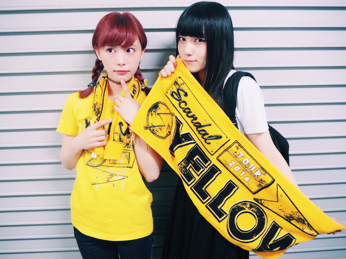 scandal_band's tweet photo. 【GOODS】
RINA&amp;MAMIがライブ参戦スタイルをご提案！ライブハウスはTシャツ一枚でもへっちゃらな季節になってきたので逆に厚着は酸欠になっちゃうので避けましょう！足元も動きやすいスニーカーで(リュックはロッカーに預けよう)！ https://t.co/2O51aO32mz