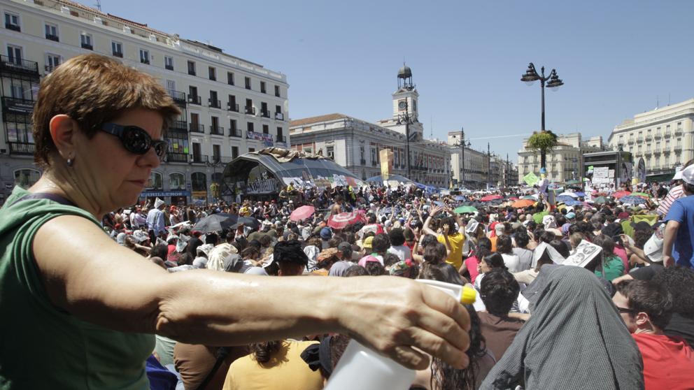 LaVanguardia's tweet photo. Los ‘indignados’ ultiman una gran movilización en Sol por el quinto aniversario del 15M https://t.co/liy9IeYcTD https://t.co/88nZc7V4xE